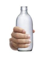 läskflaska till hands isolerad på en vit bakgrund foto