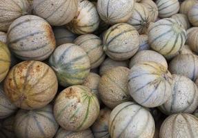 närbild av meloner på marknaden