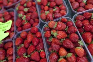 närbild av färska jordgubbar som visas i butik
