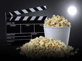 tittar på film med popcorn på svart bakgrund foto