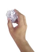 pappersboll i handen. skräppapper med skrynkliga på en vit bakgrund foto