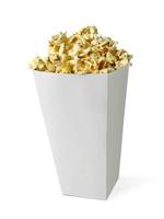 popcorn i låda isolerad på vit bakgrund foto
