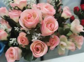 rosa ros handgjord vacker konstgjord bukett blommor dekoration prydnadsbakgrund för gratulationskort eller firande händelse design retro, gjord av tyg och plast, alla hjärtans dag foto
