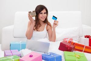 ung kvinna som shoppar online
