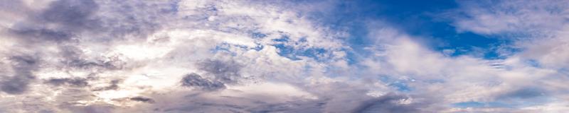 panoramahimmel med moln på en solig dag. foto