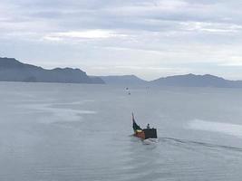 foto av fiskare som går till havet med motorbåtar