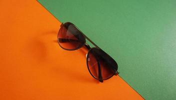 solglasögon isolerade färg och ljus bakgrund foto