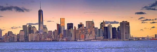 manhattans skyline under skymningen sett från liberty island, new york, usa foto