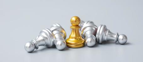 guld schack bonde figur sticker ut från skara av fienden eller motståndare. strategi, framgång, ledning, affärsplanering, avbrott, vinst och ledarskapskoncept foto