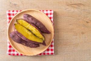 grillad eller bakad japansk sötpotatis på träplatta foto