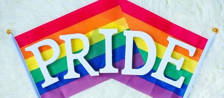 lgbtq regnbågsflagga på vit bakgrund. stödja lesbiska, homosexuella, bisexuella, transpersoner och queer-gemenskaper och pride-månadskoncept foto