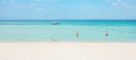 vackert hav och strand på bambuön på phi phi don island, krabi, thailand. destination, sommarresor, semester och semesterkoncept foto