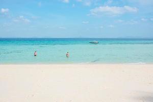 vackert hav och strand på bambuön på phi phi don island, krabi, thailand. destination, sommarresor, semester och semesterkoncept foto