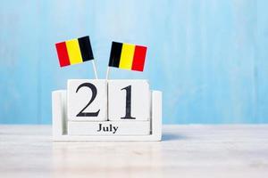 träkalender för 21 juli med miniatyr belgiska flaggor. belgiska nationaldagen och glada firande koncept foto