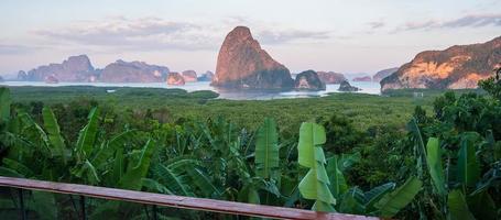 landskap phang nga bay utsiktspunkt vid samet nang she nära phuket i södra, thailand., landmärke och populär för turistattraktion. Sydostasien resor och tropisk sommar semester koncept foto