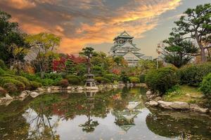 osaka slott under höstens lövverk säsong, är ett berömt japanskt slott, landmärke och populärt för turistattraktioner i osaka, kansai, japan foto