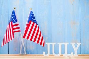 juli text och USA flagga på träbord bakgrund. usa semester av självständighet och firande koncept foto