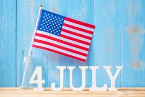 fjärde juli text och USA flagga på träbord bakgrund. usa semester av självständighet och firande koncept foto