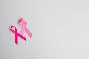 oktober bröstcancer medvetenhet månad, rosa band på grå bakgrund för att stödja människor som lever och sjukdom. internationella kvinnor, mor och världen cancer dag koncept foto