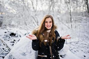 vacker brunett flicka i vinter varma kläder. modell på vinterjacka. foto