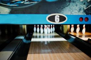 närbild av tio stift på bowlingklubben. foto