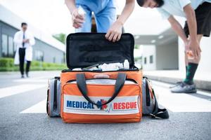 första hjälpen-väska, för det medicinska teamet som utför första hjälpen vid olyckor i ambulansen foto