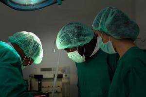 professor i medicin i kardiologi och ett team av läkare i operationssalen som genomgår hjärttransplantation foto