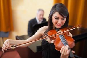 kvinna som spelar fiol foto