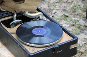 09.05.2022 leningrad region, vintage grammofon för skivor. lyssna på låtar på gatan foto