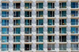 tel aviv, israel-maj 22,2022.bakgrund med hotellfönster med stolar på balkongerna foto