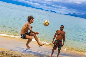 ilha grande rio de janeiro brasilien 2020 manliga fotbollsspelare stranden stora tropiska ön ilha grande brasilien. foto