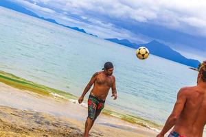 ilha grande rio de janeiro brasilien 2020 manliga fotbollsspelare stranden stora tropiska ön ilha grande brasilien. foto