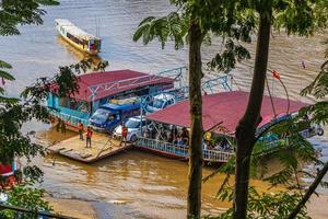 luang prabang luang prabang laos 2018 bilfärja och panorama landskap mekong floden luang prabang laos. foto