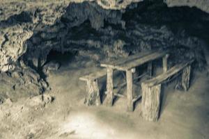 fantastiskt blått turkost vatten och kalkstensgrotta sjunkhål cenote mexico. foto