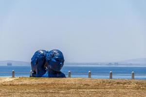 kapstaden västra kap sydafrika 2018 blå huvuden staty i kapstaden. Sydafrikas konst. foto