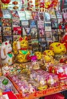 ratchathewi bangkok thailand 2018 gyllene kinesiska kattsouvenirer i souvenirbutik i bangkok thailand. foto