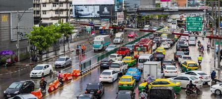 ratchathewi bangkok thailand 2018 rusningstid stor tung trafikstockning i livliga bangkok thailand. foto