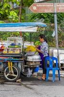 huai khwang bangkok thailand 2018 jackfruit på ett gatumatställ i bangkok thailand. foto