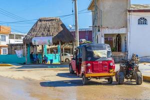 chiquila quintana roo mexico 2021 blå auto rickshaw tuk tuk puerto de chiquila i mexiko. foto