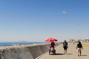 cape town western cape sydafrika 2018 glasssäljare sea point promenade cape town, sydafrika. foto