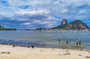 rio de janeiro rio de janeiro brasilien 2020 sugarloaf berg och botafogo beach rio de janeiro brasilien. foto