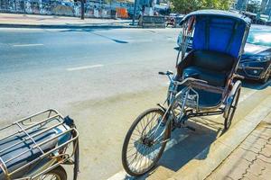 gammal cykelrickshaw rikshaw trishaw i don mueang bangkok thailand. foto