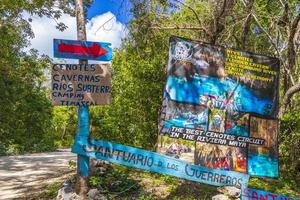 puerto aventuras quintana roo mexico 2022 santuario de los guerreros information arrow välkommen sing board mexico. foto