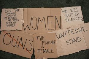 redo för upploppet. grupp av banderoller med olika feministiska citat liggande på marken foto