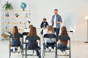 grupp barn elever i klassen i skolan med lärare foto