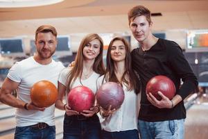 skott av vackra människor innan matchen. unga glada vänner har kul i bowlingklubben på sina helger foto