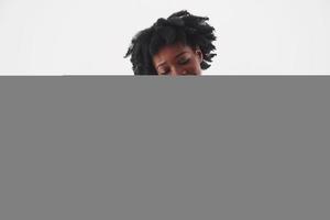 Känn rytmen. ung vacker afroamerikansk kvinna i studion mot vit bakgrund foto
