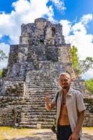turistguide antik maya plats tempelruiner pyramiderna muyil mexico. foto
