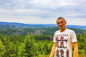 manlig ung turistresenär på brocken bergstoppen harz tyskland. foto