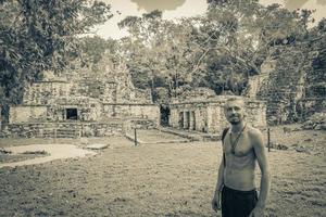 turistguide antik maya plats tempelruiner pyramiderna muyil mexico. foto